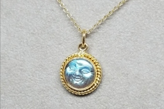 Moon pendant and cable chain