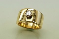 Wide Gold Ring & Diamond